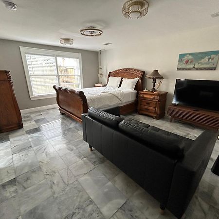 Stylish Bungalow Near Dining, Parks & Entertainment 잭슨빌 외부 사진